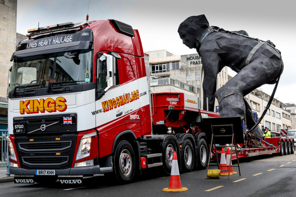 Kings Heavy Haulage moving the Messenger statue